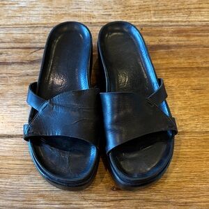 Donald Pliner black platform sandal size 7 1/2